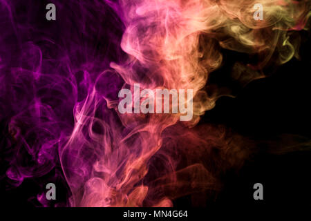 Dichten bunten Rauch von orange und rosa Farben auf weißem Hintergrund isoliert. Hintergrund der Rauch vape Stockfoto