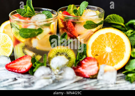 Hausgemachte Limonade mit Obst und Minze Stockfoto