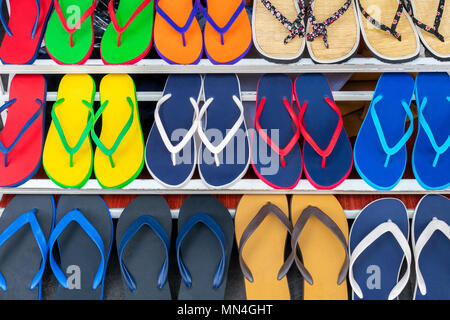 Bunte Flip Flops Sandalen auf der Anzeige für den Verkauf in einem Shop Stockfoto