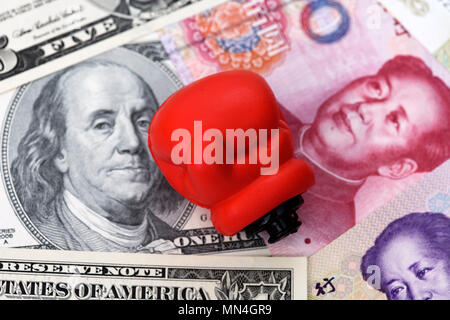 Boxhandschuhe auf Dollarscheine und Chinesischen Renminbi, drohenden Handelskrieg zwischen den USA und China, Boxhandschuh mit Dollarnoten und chinesischen Renmin Stockfoto