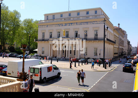 Das Athenaeum ist eine private members' Club in London, gegründet im Jahr 1824. Es wurde von Decimus Burton im neoklassizistischen Stil mit einem dorischen Portikus entwickelt. Stockfoto