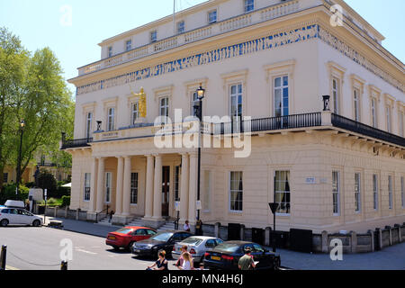 Das Athenaeum ist eine private members' Club in London, gegründet im Jahr 1824. Es wurde von Decimus Burton im neoklassizistischen Stil mit einem dorischen Portikus entwickelt. Stockfoto