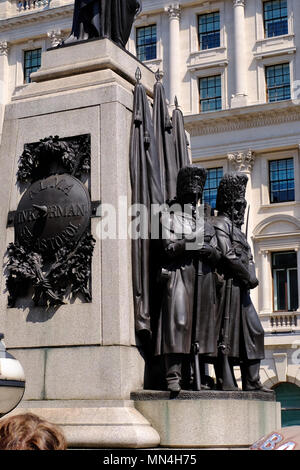 London, England, Vereinigtes Königreich. Wachen die Krim Kriegerdenkmal (von John Bell, 1860) in der Pall Mall, gegenüber Waterloo Place Stockfoto