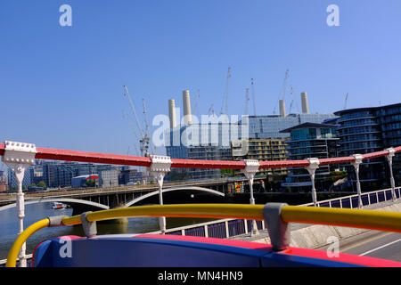 Oben offene Sightseeing Bus auf Chelsea Bridge, London, UK Stockfoto