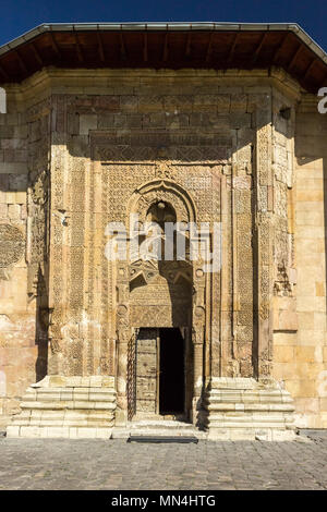 Außenansicht von Sivas Divrigi Große Moschee und Beter Silhouette am Gate Stockfoto