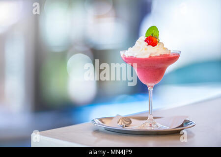 Erdbeere Cocktail mit Sahne und Minze auf Bar. Stockfoto