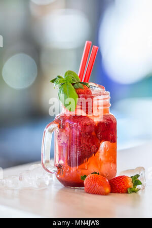 Erdbeere nicht alkoholische Limonade mit Basilikum und Eiswürfel. Stockfoto