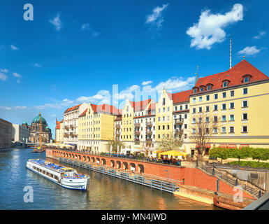 Riverside mit alten Häusern im Zentrum von Berlin, Deutschland, an einem hellen Tag mit blauem Himmel Stockfoto