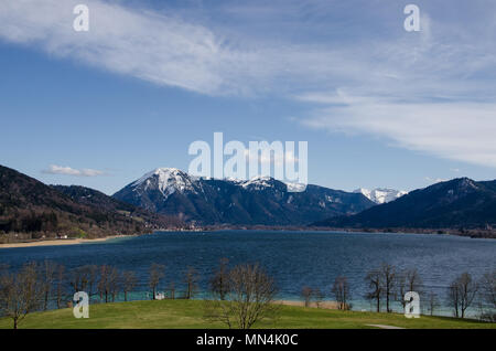 Tegernsee, Ansicht von Gut Kaltenbrunn im frühen Frühling mit Schnee auf Wallberg und umliegenden Gipfel Stockfoto