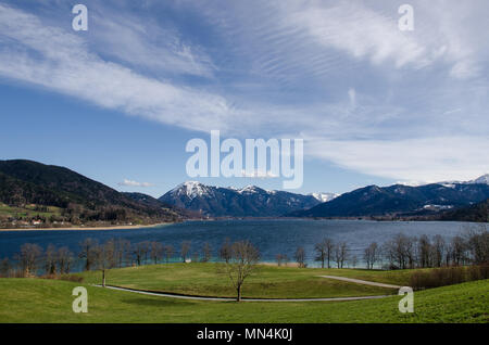 Tegernsee, Ansicht von Gut Kaltenbrunn im frühen Frühling mit Schnee auf Wallberg und umliegenden Gipfel Stockfoto