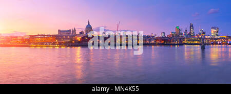 Millennium Bridge St. Paul's Cathedral in London, England, auf einen Sonnenuntergang Stockfoto