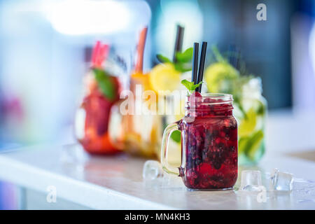 Verschiedene Limonaden in Maurergläser mit orange lime Lemon otange Erdbeeren und frischer frucht Früchte. Stockfoto