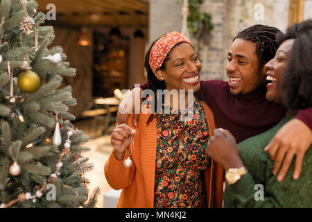 Happy Family umarmen, Dekorieren Weihnachtsbaum Stockfoto