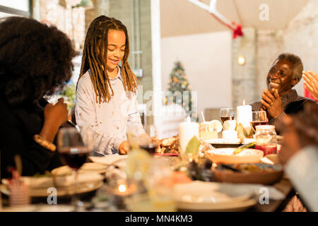 Mädchen, das Christmas Dinner Stockfoto