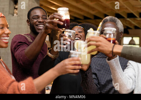 Multi-Generation, Familie toasten Limonade und Sangria Stockfoto