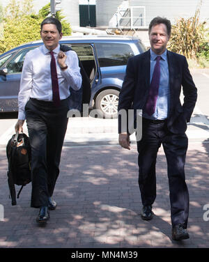 Liberaler Demokrat, ehemaliger stellvertretender PM Sir Nick Clegg (rechts) Der ehemalige Außenminister David Miliband kommen an einem Kreuz zu sprechen - dritter Brexit Verhandlungen auf Tilda Reismühle in Rainham, Essex. Stockfoto