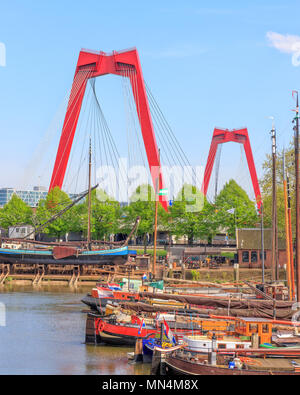 Blick auf die Boote in der Oude Haven in Rotterdam Stadt an einem sonnigen Tag Stockfoto