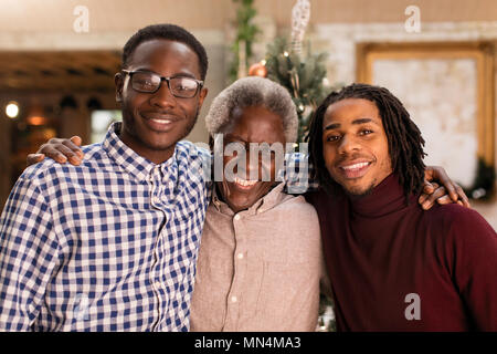 Portrait von Großvater und Enkel umarmen Stockfoto