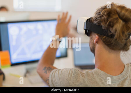 Programmierer testen Virtual reality Simulator Gläser am Computer im Büro Stockfoto