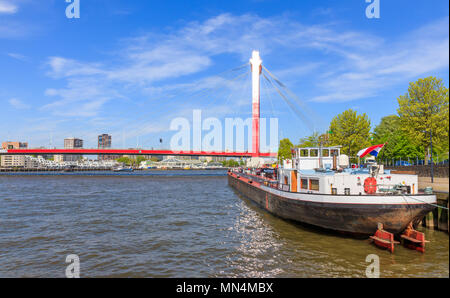 Rotterdam, Niederlande - 03.Mai 2018: Blick auf Willemsbrug in Rotterdam. Stockfoto