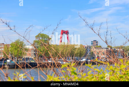 Rotterdam, Niederlande - 03.Mai 2018: Blick auf Willemsbrug in Rotterdam. Stockfoto