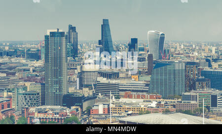 London, England - ein Blick auf die Londoner Skyline von London mit berühmten Wolkenkratzer und andere Sehenswürdigkeiten an einem sonnigen Tag Stockfoto