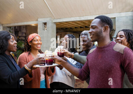 Multi-Generation, Familie Sangria auf der Terrasse genießen. Stockfoto