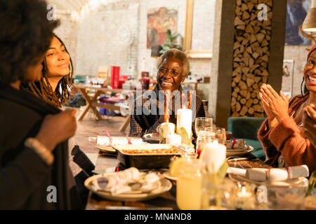 Happy multi-Generation, Familie Weihnachten Abendessen Stockfoto