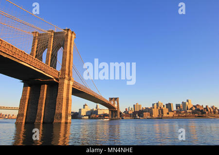 Brooklyn Bridge über den East River mit Blick auf Lower Manhattan in New York City, USA Stockfoto