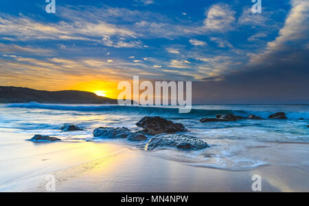 Die Erfassung der Sonnenaufgang von Ettalong Beach an der Central Coast, NSW, Australien. Stockfoto