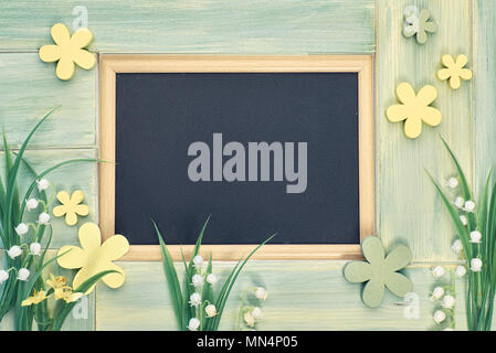 Frühling Urlaub Hintergrund: Tafel mit Frühling Blumen auf neutralem Hintergrund Holz gerahmt, Platz für Ihren Text Stockfoto