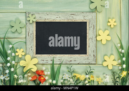 Frühling Urlaub Hintergrund: Tafel mit Frühling Blumen auf neutralem Hintergrund Holz gerahmt, Platz für Ihren Text Stockfoto