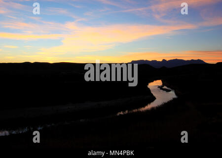 Rio Grande Fluss durch die Big Bend National Park bei Sonnenuntergang fließende, USA Stockfoto