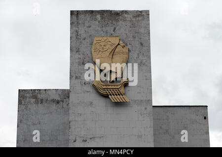 Ein Relief aus der Sowjetzeit an der Fassade eines verlassenen Gebäude am Ufer des Flusses Dnister in der Stadt Bender de-facto-offizieller Name Bendery innerhalb der international anerkannten Grenzen der Republik Moldau unter der De-facto-Kontrolle der unerkannte Pridnestrovian Moldauischen Republik auch als Transnistrien (PMR) seit 1992. Stockfoto