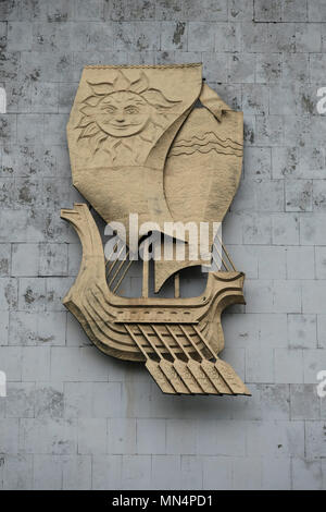 Ein Relief aus der Sowjetzeit an der Fassade eines verlassenen Gebäude am Ufer des Flusses Dnister in der Stadt Bender de-facto-offizieller Name Bendery innerhalb der international anerkannten Grenzen der Republik Moldau unter der De-facto-Kontrolle der unerkannte Pridnestrovian Moldauischen Republik auch als Transnistrien (PMR) seit 1992. Stockfoto