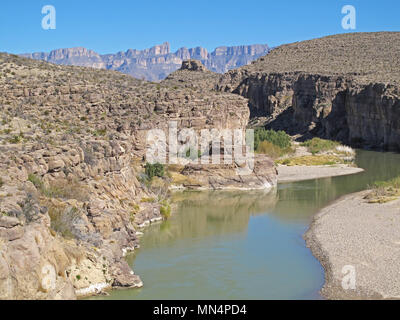 Rio Grande Fluss fließt durch eine Schlucht entlang der mexikanischen Grenze, Big Bend National Park, Texas, USA Stockfoto