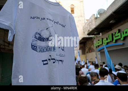 Ein T-Shirt mit einem Bild, das die Zerstörung der Kuppel des Fels fordert, ist während des traditionellen flaggenmarsches in der Altstadt während des 51.. Jahrestages der Wiedervereinigung Jerusalems am 13.. Mai 2018 zu sehen. Israel feierte den 47.. Jerusalem-Tag zur Erinnerung an die Wiedervereinigung der Stadt nach dem 1967. Sechstagekrieg mit der traditionellen Flagge des Jerusalem-Tages, die durch die Altstadt marschierte, sowie mehrere Zeremonien. Stockfoto