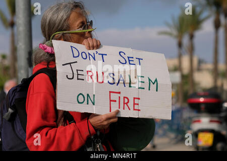 Ein linker Aktivist hält ein Plakat, das Nicht eingestellt Jerusalem in Flammen während der traditionellen Flagge März in der Altstadt während der 51. Jahrestag der Wiedervereinigung Jerusalems am 13. Mai 2018. Israel gekennzeichnet seiner 47 Jerusalem Tag zum Gedenken an die Wiedervereinigung der Stadt nach dem Sechs-Tage-Krieg von 1967, die von der traditionellen Jerusalem Tag Flagge März rund um die Altstadt, sowie mehrere Zeremonien. Stockfoto