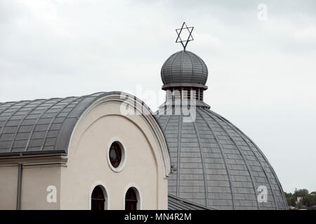 Der jüdische Davidstern, der auf der Kuppel der SPRe Amintyre Vesnica oder auf Hebräisch der Synagoge Zikaron Olam in der Stadt Iasi platziert ist, wird auch als Jassy oder Iassy bezeichnet, die älteste erhaltene Synagoge Rumäniens Stockfoto