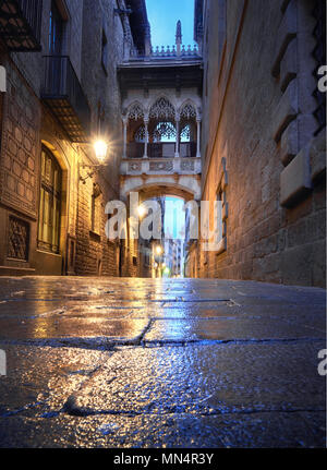 Beleuchtete mittelalterliche Straße Carrer del Bisbe mit Seufzerbrücke im Barri Gothic Quarter, Barcelona, Katalonien, Spanien Stockfoto
