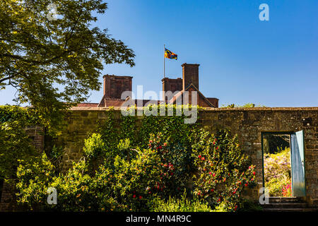 Hecke und Gebäude hinter bei Chartwell, Kent, Großbritannien eingerastet Stockfoto