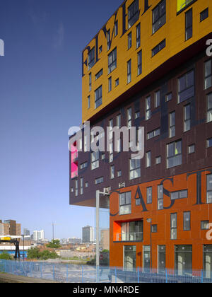 Schräge Erhöhung der Außenfassade mit Stadt darüber hinaus. Chips, Manchester, Vereinigtes Königreich. Architekt: Alsop, 2012. Stockfoto