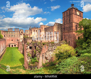 Ruinen des Heidelberger Schlosses (Heidelberger Schloss) an einem schönen Tag im Frühling. Dieses Panoramabild wurde in Heidelberg, Deutschland. Stockfoto