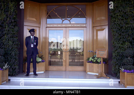 London, 3 Juli, 2017 - Wimbledon: Eine als "Guard außerhalb der All England Club am Eröffnungstag von Wimbledon Stockfoto