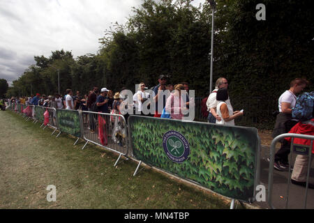 London, 3 Juli, 2017 - Wimbledon: Leute in der Warteschlange für Wimbledon tickets am ersten Tag des Spiels. Stockfoto