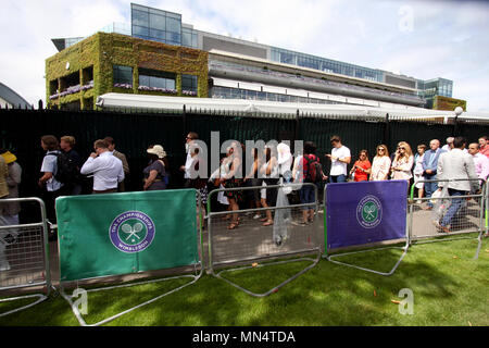 London, 3 Juli, 2017 - Wimbledon: Leute in der Warteschlange für Wimbledon tickets am ersten Tag des Spiels. Stockfoto