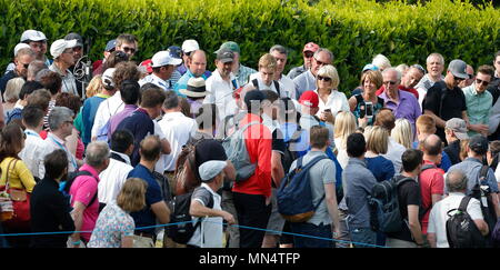 VIRGINIA WASSER, England - Mai 28: Scott Hend spielen von der rauhen und unter den Zuschauern auf dem 16 Grün während Tag drei der BMW PGA Championship in Wentworth am 28. Mai 2016 in Virginia Water, England. Stockfoto