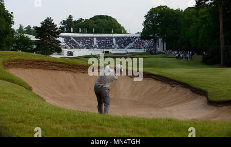 VIRGINIA WASSER, England - 27. Mai: Oliver Wilson recovery Schuss aus dem Fairway Bunker auf den 18-Loch-Golfplatz bei Tag zwei der BMW PGA Championship in Wentworth am 27. Mai 2016 in Virginia Water, England. Stockfoto