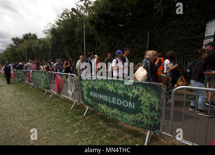 London, 3 Juli, 2017 - Wimbledon: Leute in der Warteschlange für Wimbledon tickets am ersten Tag des Spiels. Stockfoto