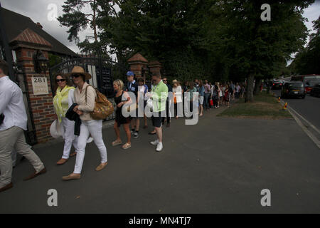 London, 3 Juli, 2017 - Wimbledon: Leute in der Warteschlange für Wimbledon tickets am ersten Tag des Spiels. Stockfoto